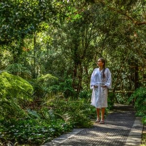 Escapada romántica en la Suite Canelo de Termas Huife. Ideal para parejas que buscan descanso y conexión.